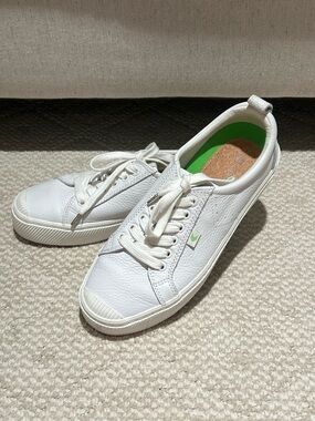 Cariuma OCA Low model white leather sneakers | Size 9.5 | Lightly Worn |